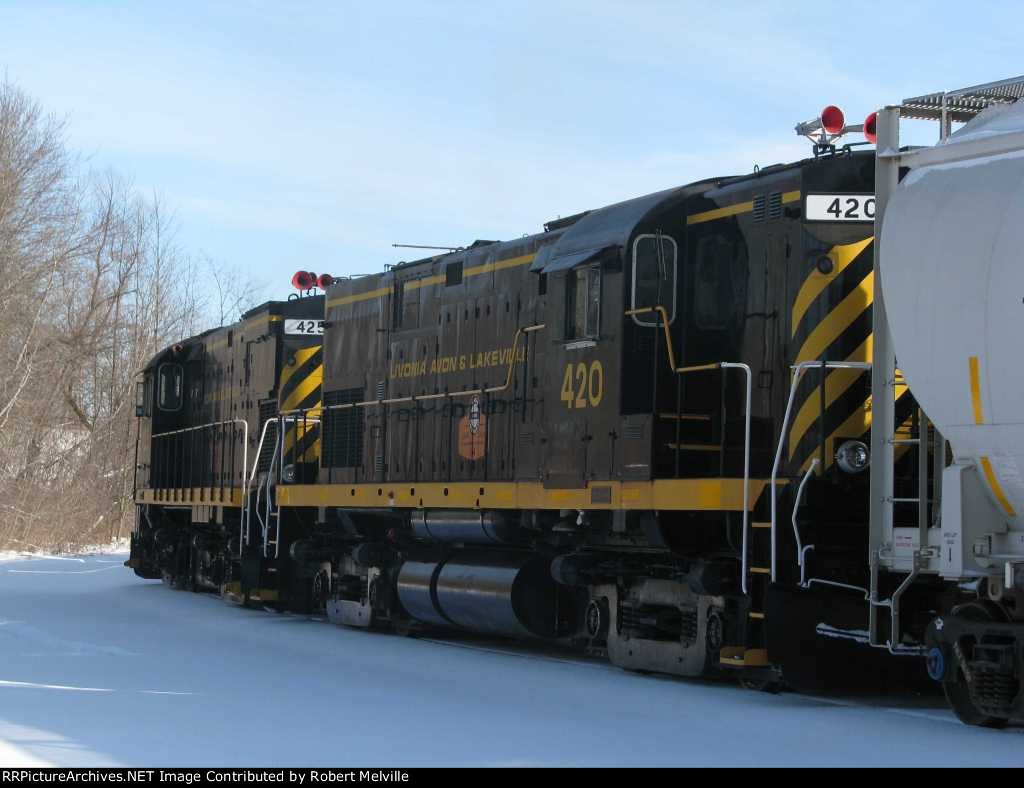 LAL 420 and 425 creep back into the yard with covered hopper and syrup cars